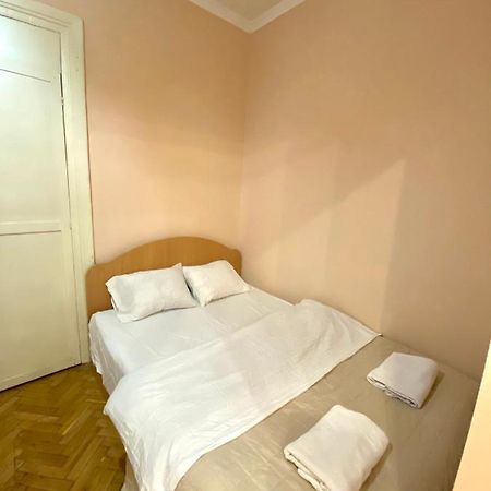 Квартира Біля Залізничного Вокзалу Вулиця Залізнична 10 До 5 Гостей Lviv Ngoại thất bức ảnh