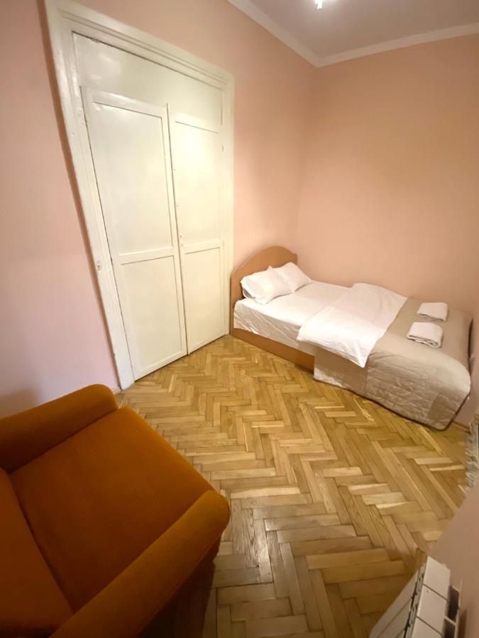 Квартира Біля Залізничного Вокзалу Вулиця Залізнична 10 До 5 Гостей Lviv Ngoại thất bức ảnh