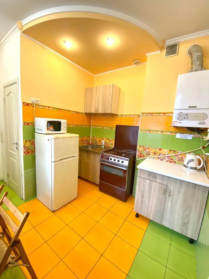 Квартира Біля Залізничного Вокзалу Вулиця Залізнична 10 До 5 Гостей Lviv Ngoại thất bức ảnh