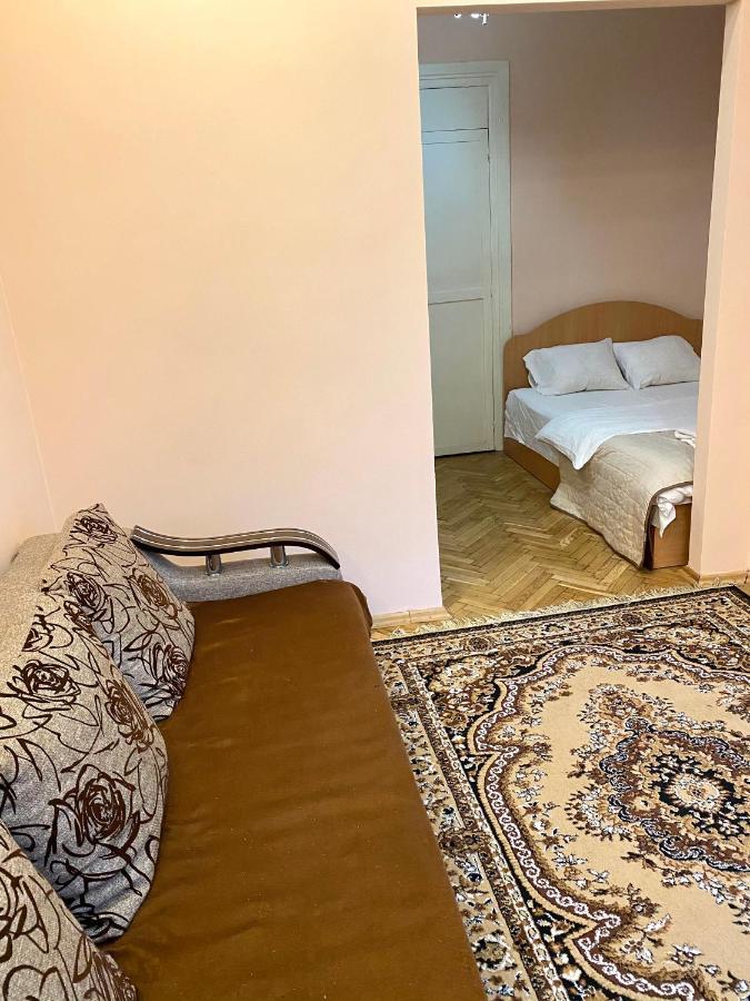 Квартира Біля Залізничного Вокзалу Вулиця Залізнична 10 До 5 Гостей Lviv Ngoại thất bức ảnh