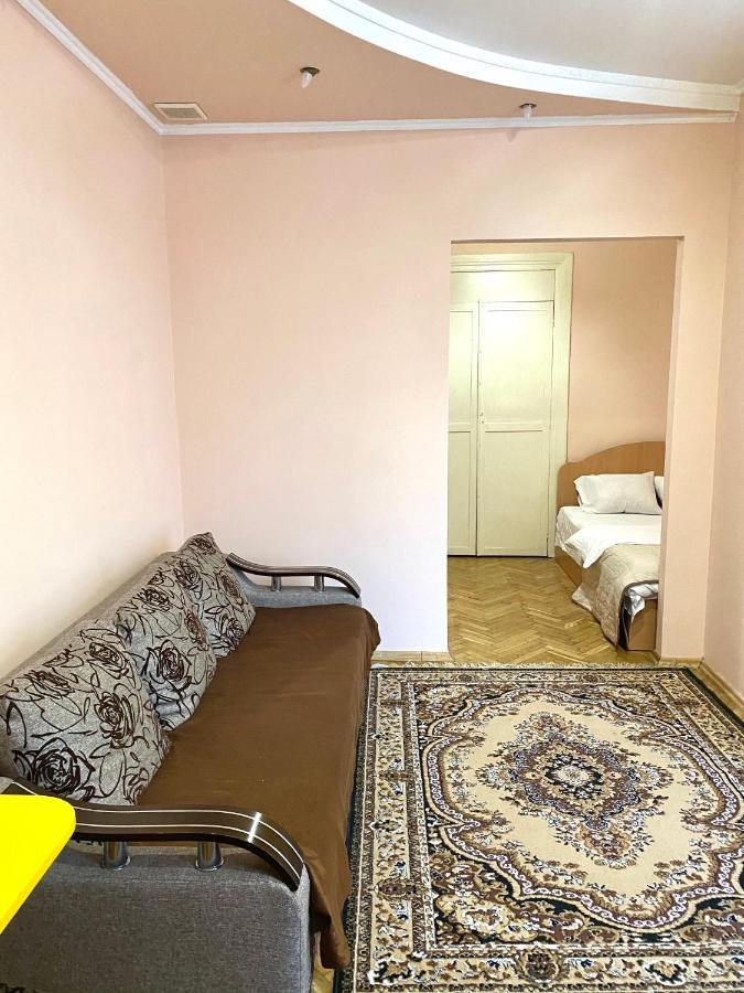 Квартира Біля Залізничного Вокзалу Вулиця Залізнична 10 До 5 Гостей Lviv Ngoại thất bức ảnh