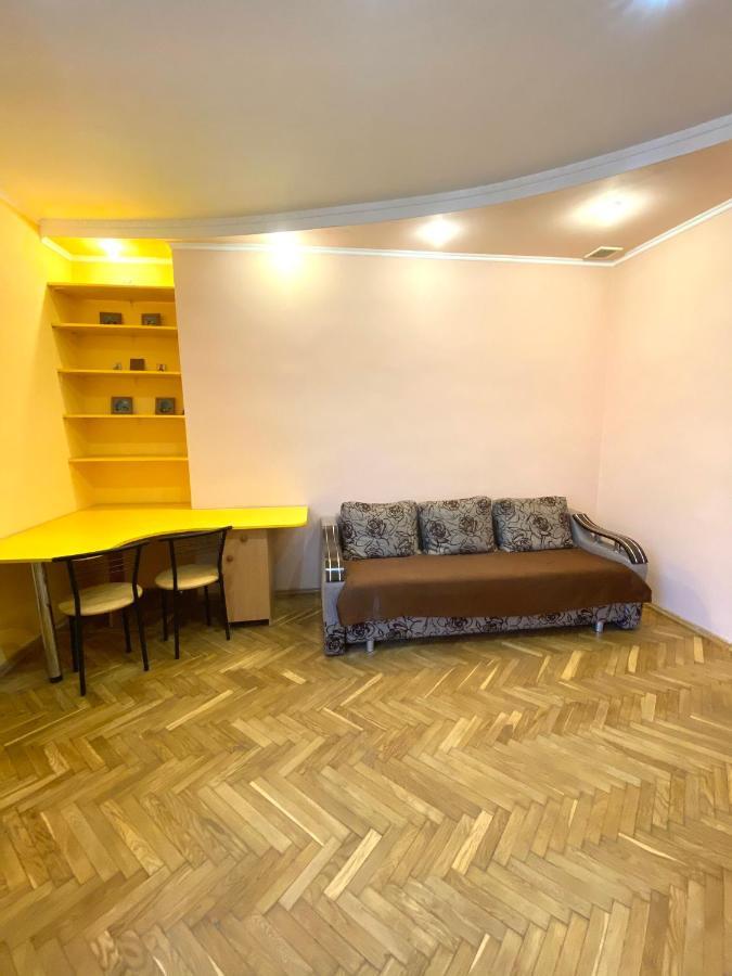 Квартира Біля Залізничного Вокзалу Вулиця Залізнична 10 До 5 Гостей Lviv Ngoại thất bức ảnh