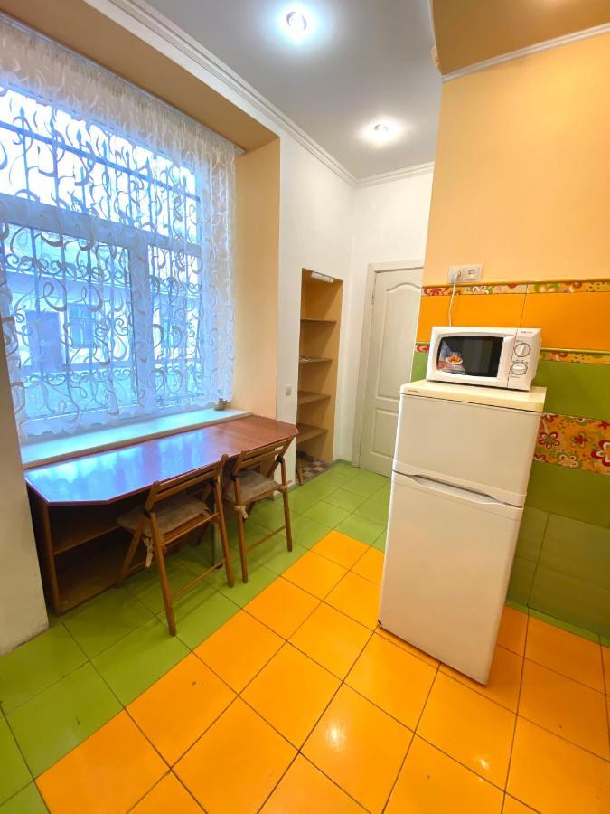 Квартира Біля Залізничного Вокзалу Вулиця Залізнична 10 До 5 Гостей Lviv Ngoại thất bức ảnh